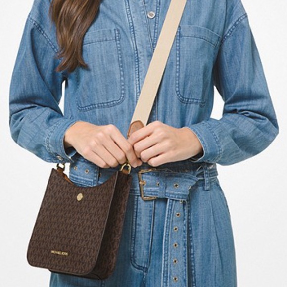 MICHAEL KORS
Briley Small Logo Messenger Bag Brown signature color - Picture 4 of 15